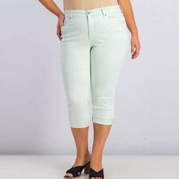 Marilyn Straight Crop Jeans
With Cuffs - Picture 1 of 7